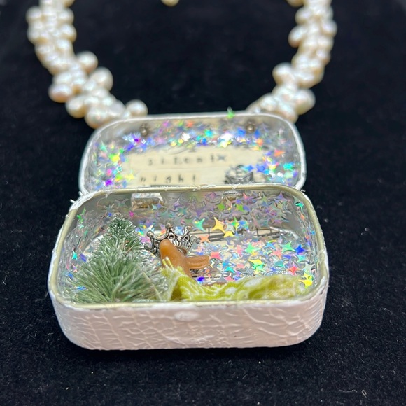 ⭐️Adorned Crown Jewelry assemblage Christmas silent night shadow box necklace - Picture 7 of 11